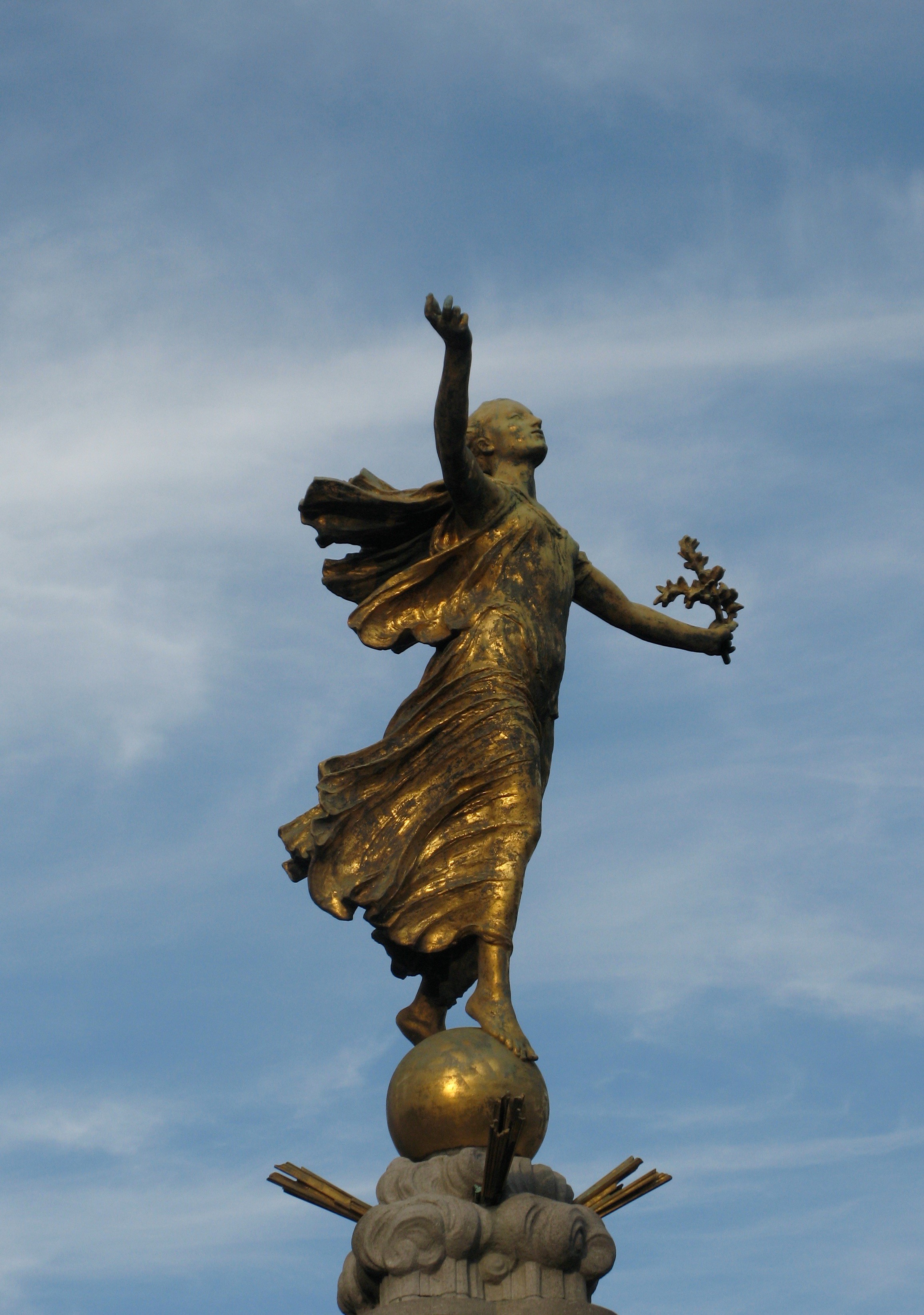 De gouden madam of vliegende engel van de Tiense Kalkmarkt.